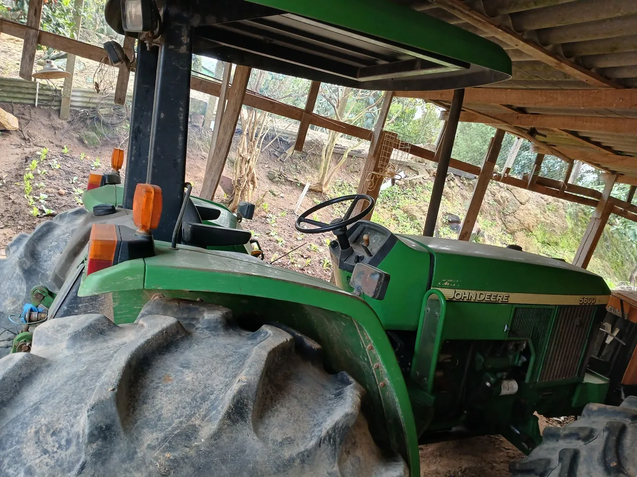 Tractor John Deere 5600 equipado